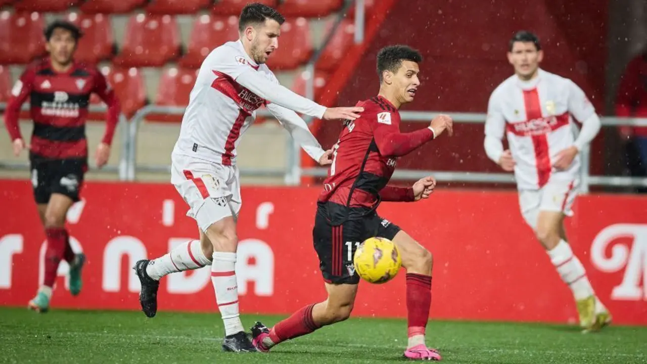 Valent&iacute;n disputa un bal&oacute;n en el Mirand&eacute;s - Huesca