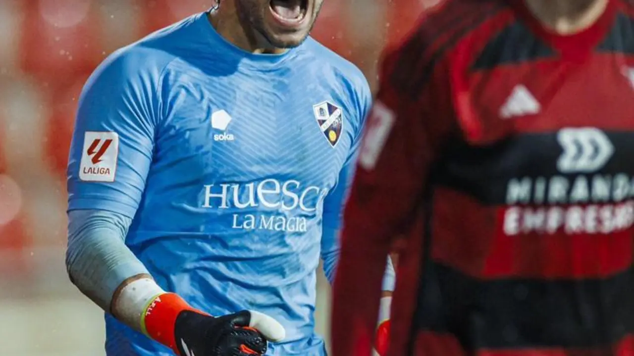 &Aacute;lvaro Fern&aacute;ndez con el Huesca, temporada 23-24. Foto de RRSS