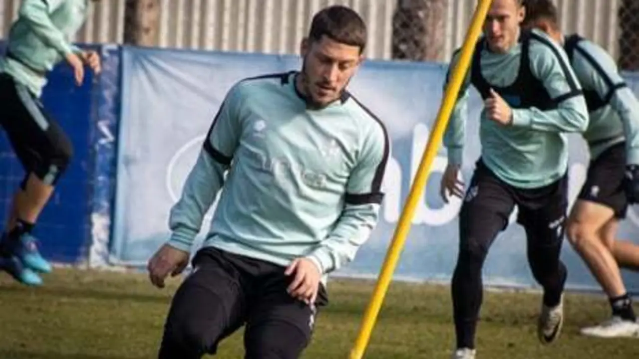 Enzo Lombardo entrena con el Huesca en la temporada 23/24