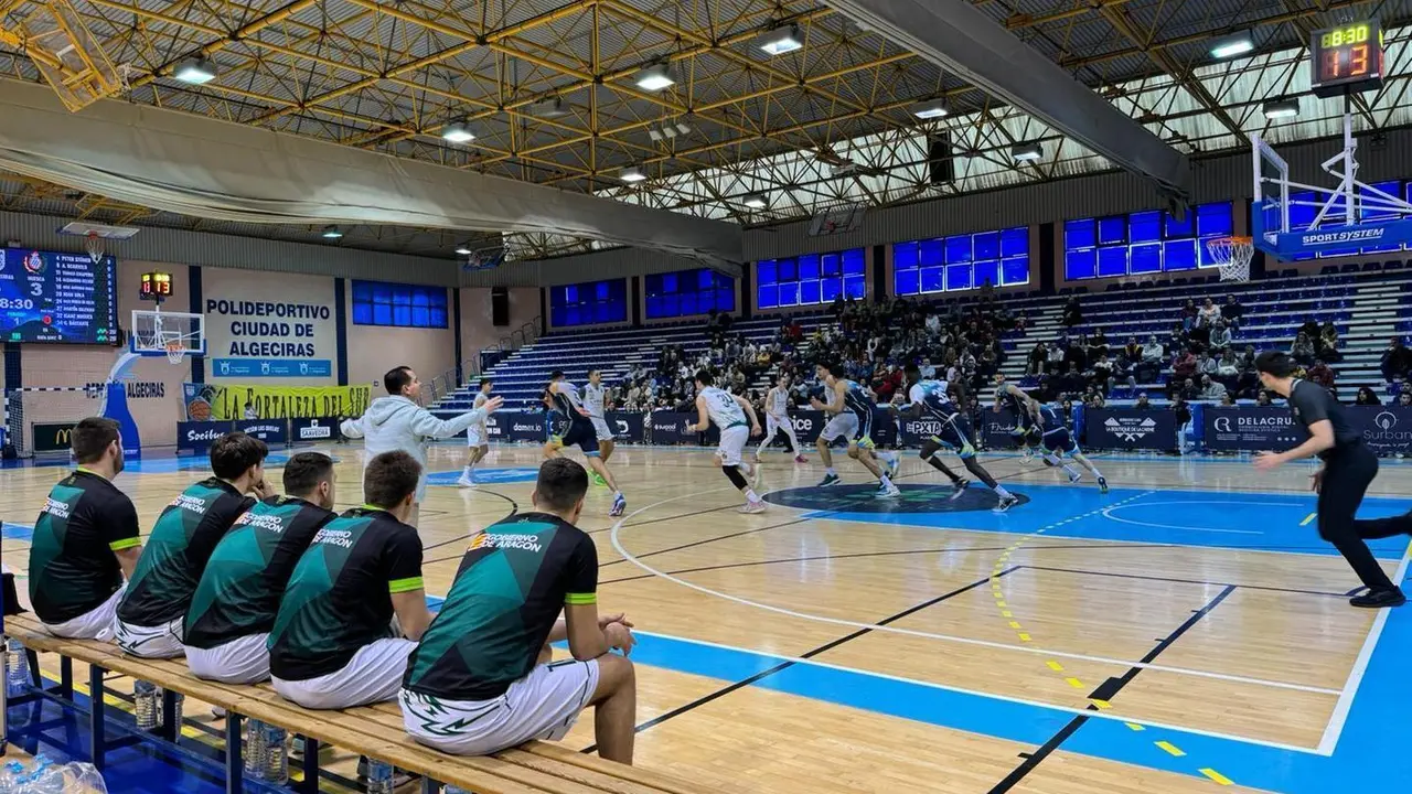 Rafa Sanz alecciona asus jugadores en el Algeciras Pe&ntilde;as disputado este domingo. Foto: Cedida
