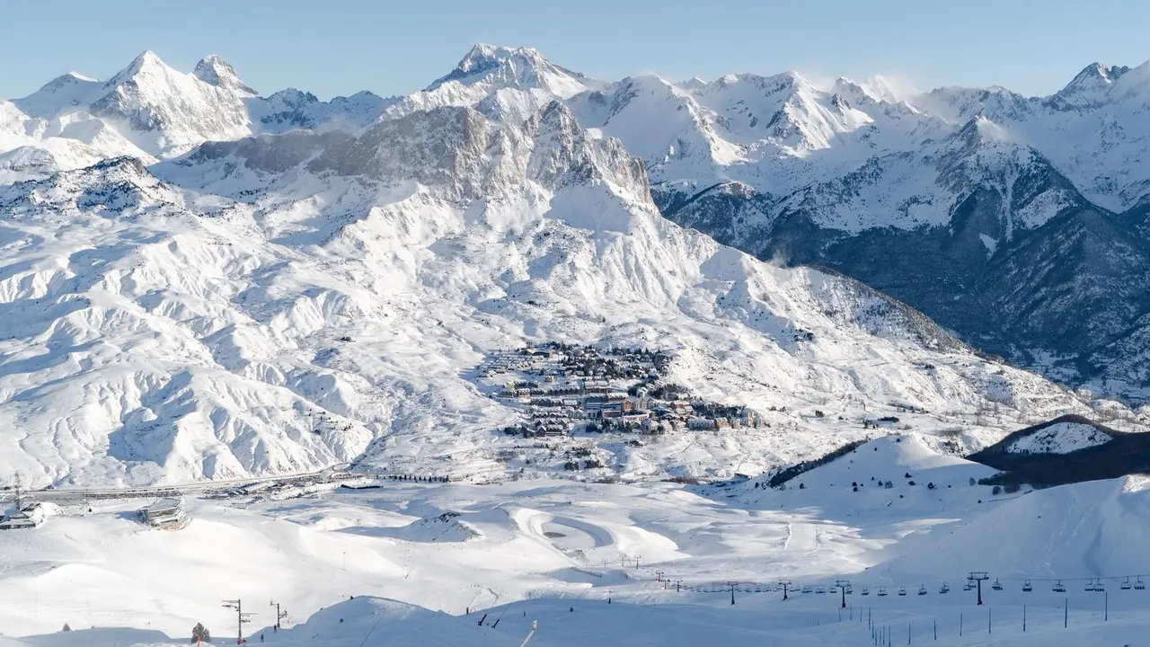 Imagen de la estaci&oacute;n de Aram&oacute;n Formigal-Panticosa que tiene previsto recibir m&aacute;s nieve en las pr&oacute;ximas horas. Foto: Aram&oacute;n