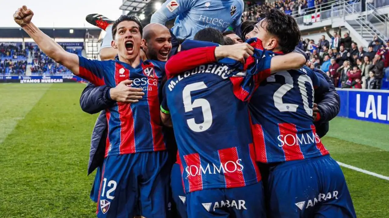 El Huesca celebra un gol en el Estadio de El Alcoraz en la temporada 23-24