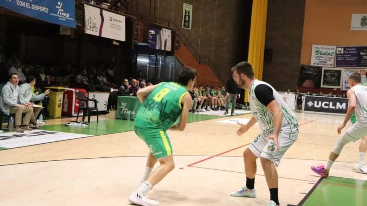 Malo presiona a Stevanic en el partido de la primera vuelta. Foto: Cedida