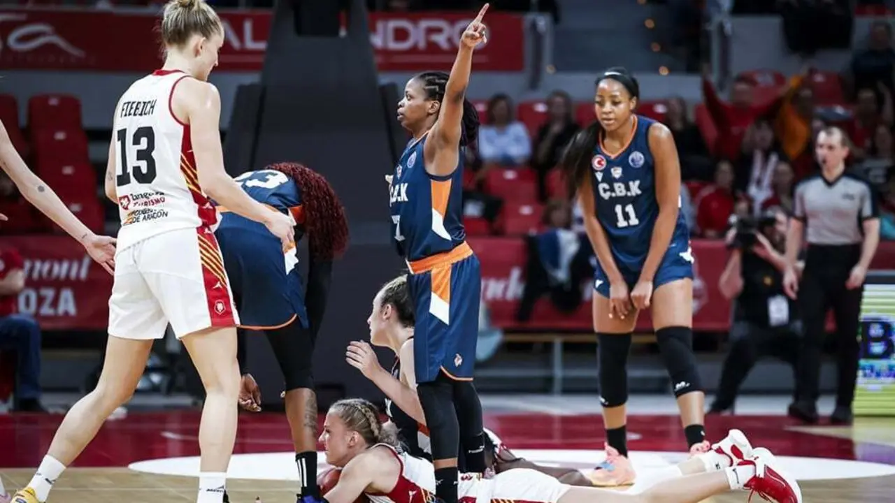 Petra Holesinska se lanza al suelo para luchar un bal&oacute;n | Foto: FIBA/Esther Casas