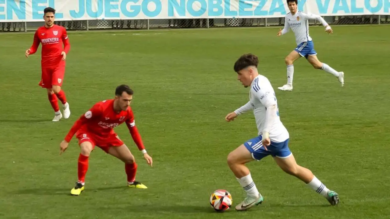 Adri&aacute;n Liso en un lance del duelo ante el Izarra | Foto: Almudena Sope&ntilde;a