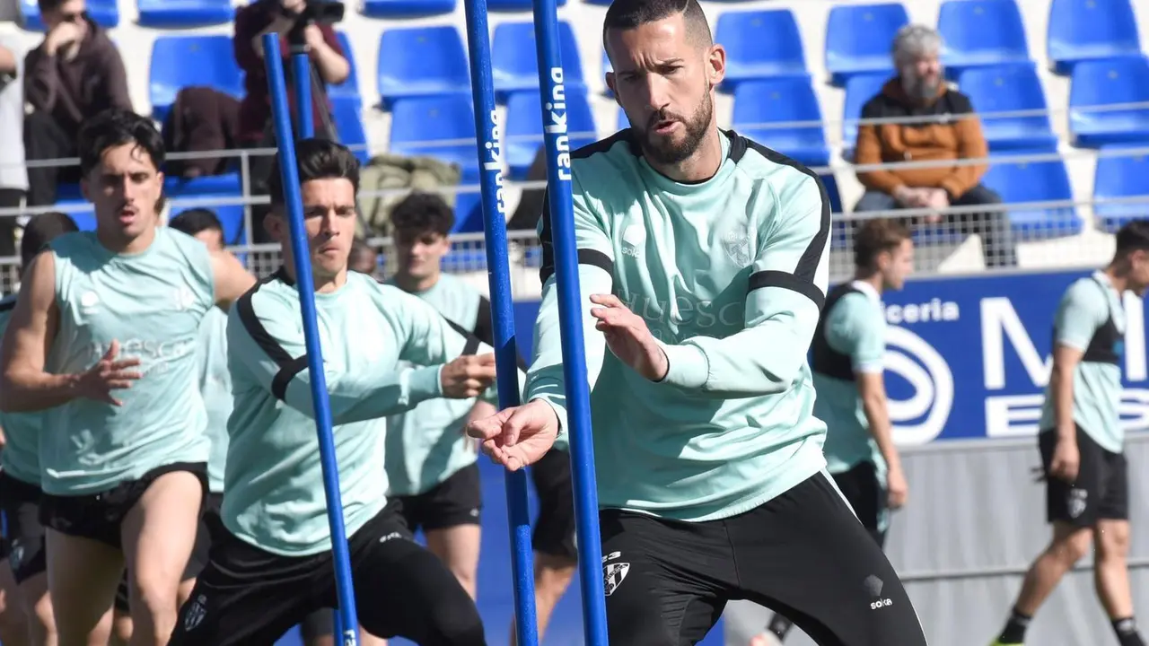 &Oacute;scar Sielva en un entrenamiento previo al viaje a Tenerife. Imagen: Twitter SDHuesca