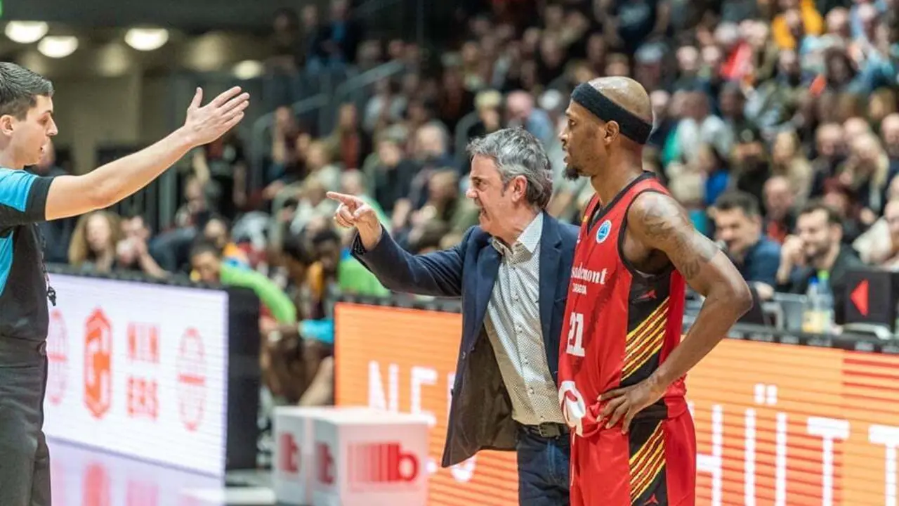Fisac, junto a McFadden, protesta en el partido ante el Chemnitz | Foto: FIBA