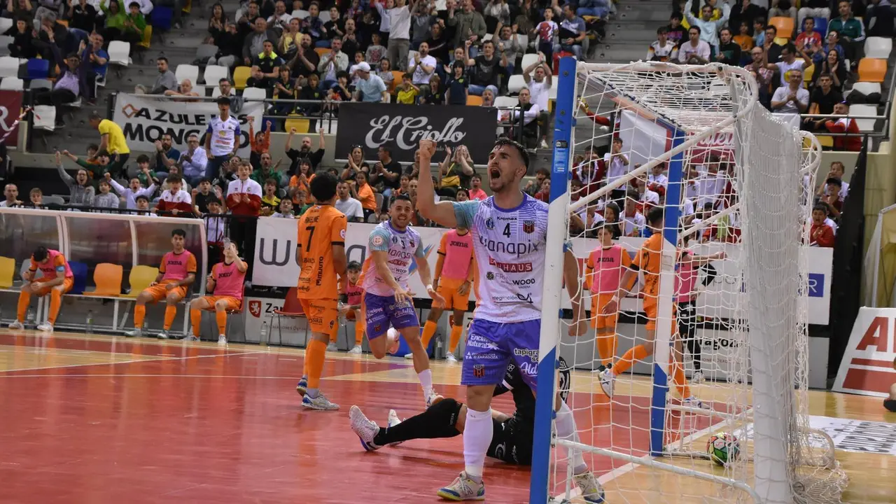 &Oacute;scar Villanueva celebra uno de los goles