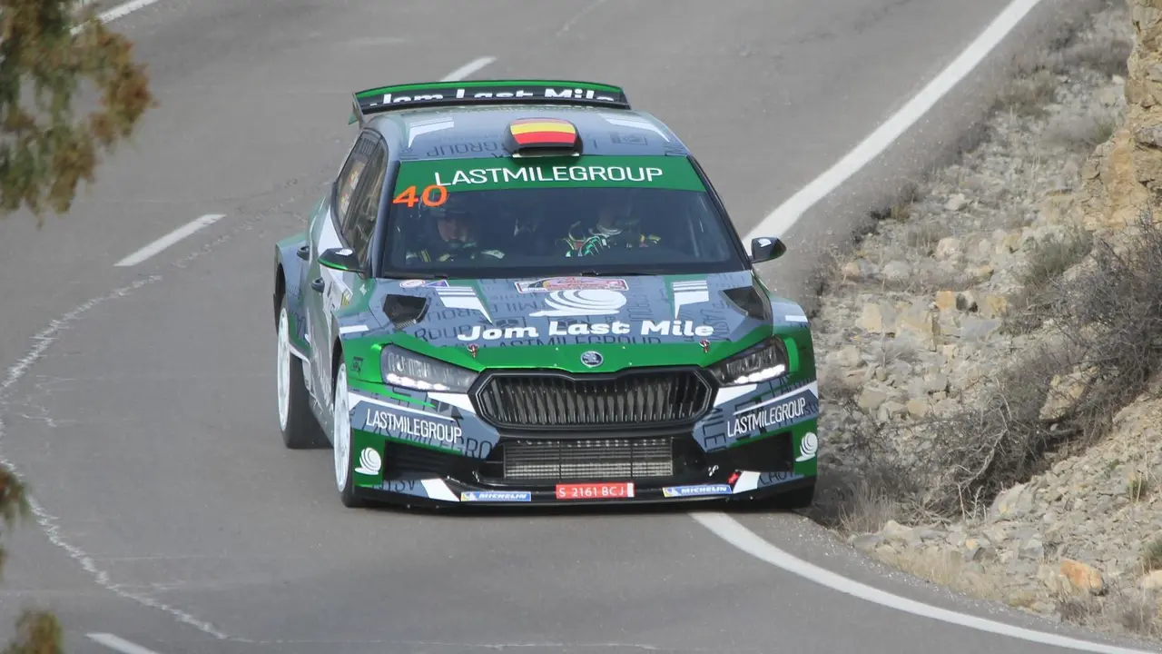 Carlos Moreno y Diego Fuertes con el coche que ganaron en el regreso del Rally de Teruel. Foto: FADA