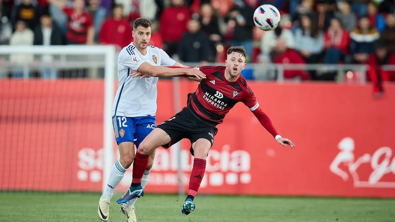 Sinan Bakis en un duelo durante el partido en Anduva. | Foto: Real Zaragoza