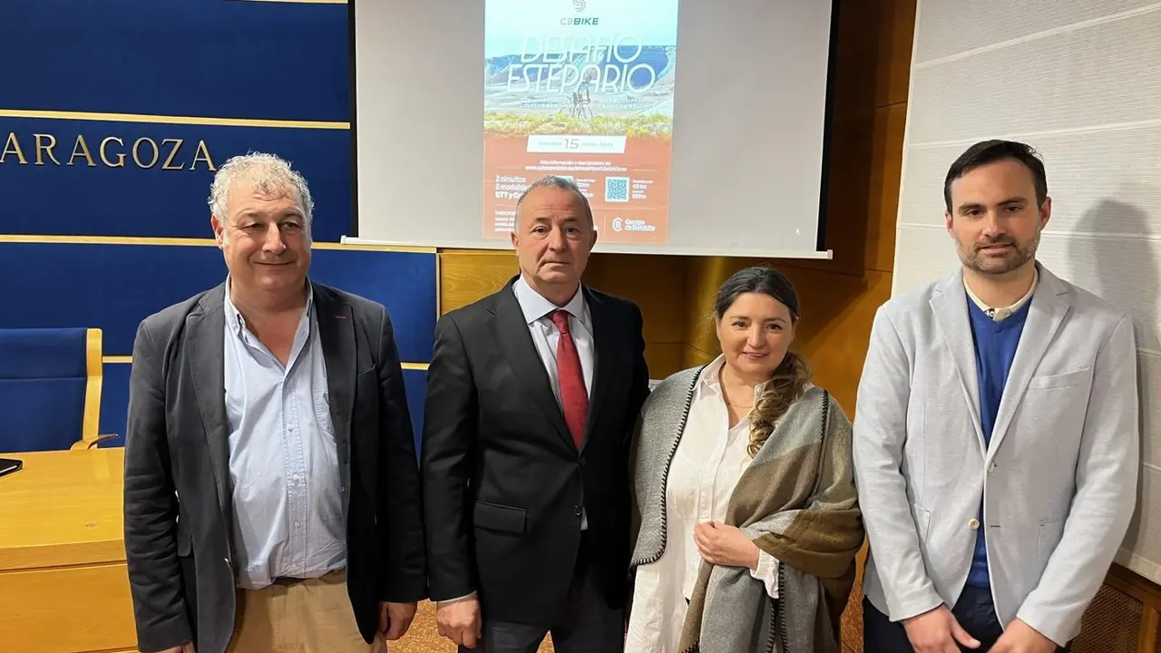 representantes de la comarca de Belchite posan en la presentaci&oacute;n de las actividades deportivas para promocionar el territorio. Foto: DPZ