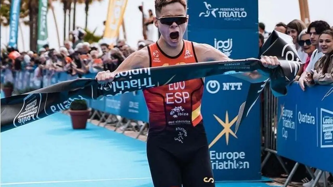 Izan Edo, feliz tras cruzar primero la l&iacute;nea de meta en Quarteira. Foto: Fatri
