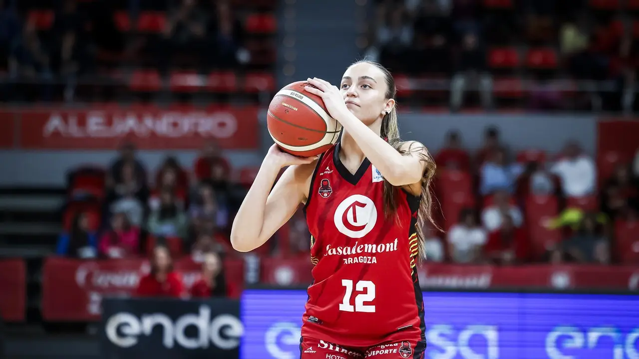 Leyre Urdiain se dispone a lanzar de tres | Foto: Esther Casas