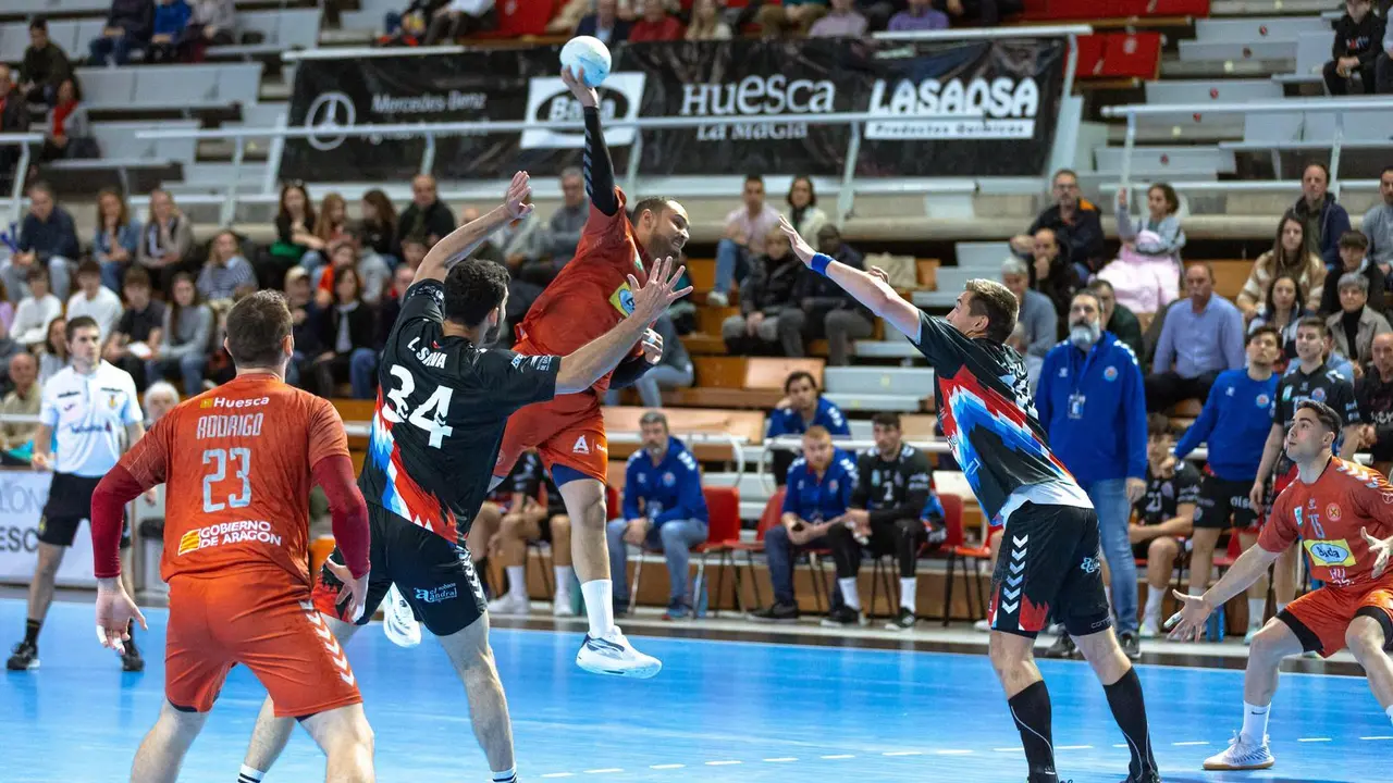 Dij&agrave; lanza la porter&iacute;a del Sinfin en una nueva victoria del Bada Huesca en el Palacio. Foto: Andrey Sapizhak