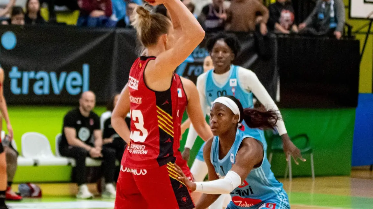 Fiebich busca una l&iacute;nea de pase | Foto: Fr&eacute;d&eacute;ric Ortiz
