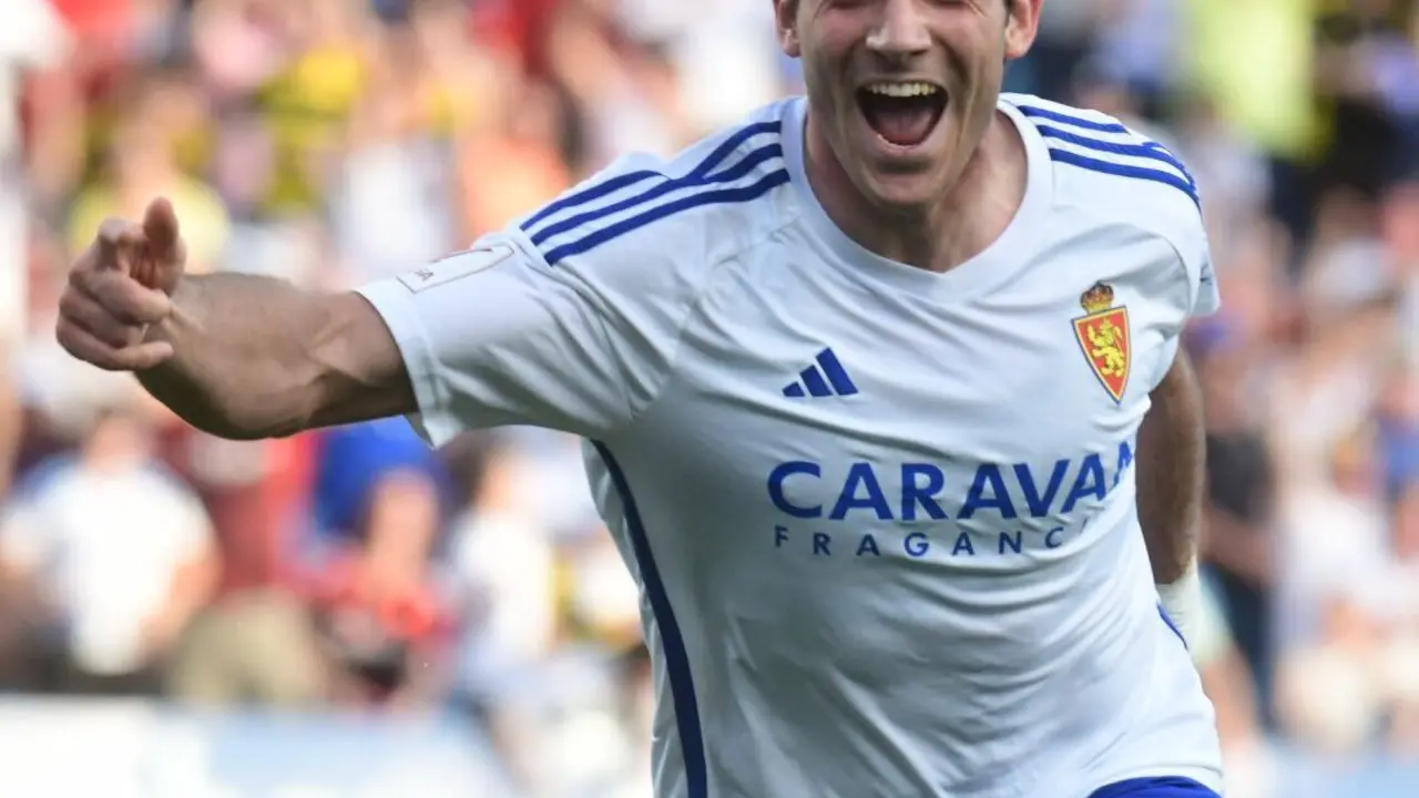 Iv&aacute;n Az&oacute;n le da el empate y la vida al Real Zaragoza |  Foto: Tino Gil / RZ