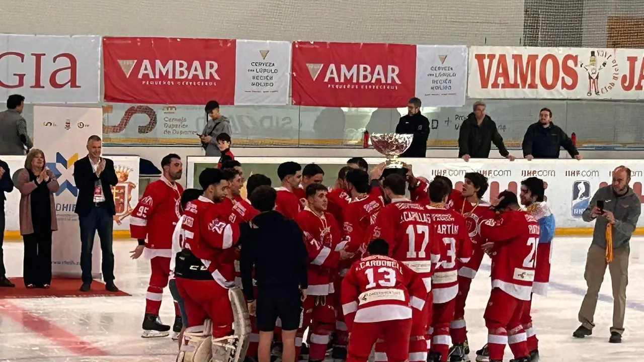 Los jugadores del CH Jaca con la nueva Copa del Rey que engrosa ya su nutrida vitrina de trofeos. Foto: P. B.