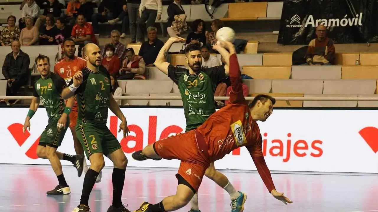 Rodrigo Benites enfila la redonda direcci&oacute;n a Espinha en el Bada Huesca-Cuenca de la pasada temporada. Foto: C.Pascual