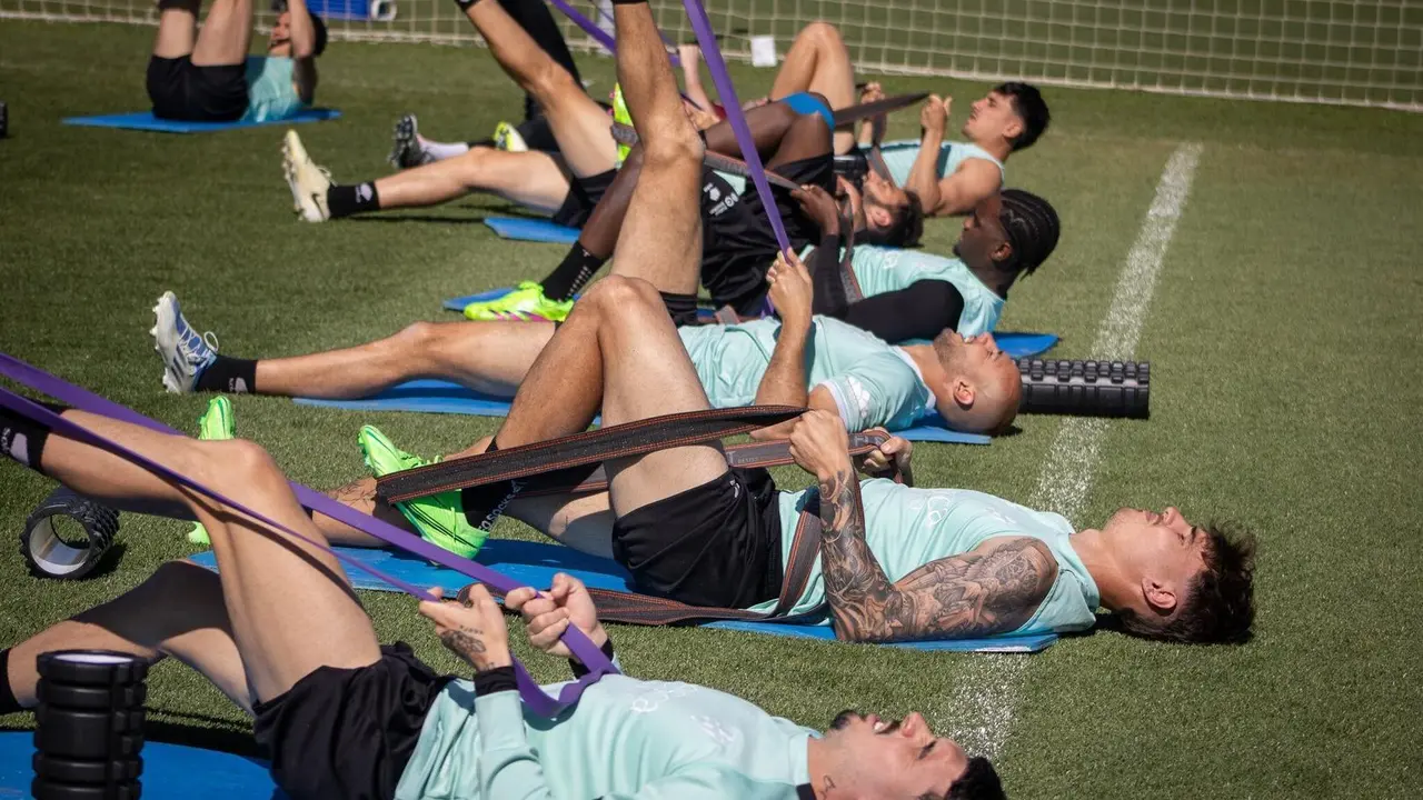 Joaqu&iacute;n, Vallejo, Blasco, Balboa, Martos y Vilarrasa realiza un ejercicio sobre el c&eacute;sped de la BAF
