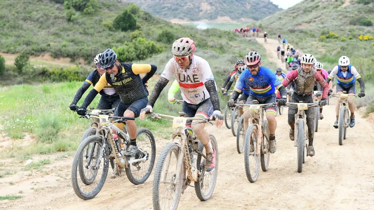 Parte del pelot&oacute;n en la Orbea MOnegros de la edici&oacute;n de 2024. Foto: Quieromisfotos.com
