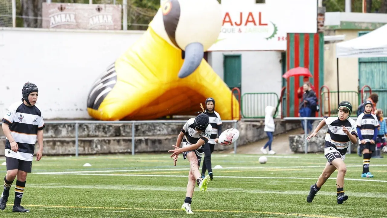 Una jugada durante uno de los partidos de rugby jugados en Jaca. Foto: H&eacute;ctor P&eacute;rez