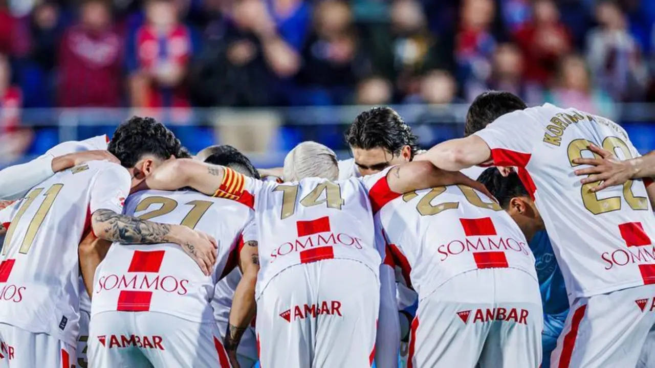 Los jugadores del Huesca hacen pi&ntilde;a antes de un partido en El Alcoraz