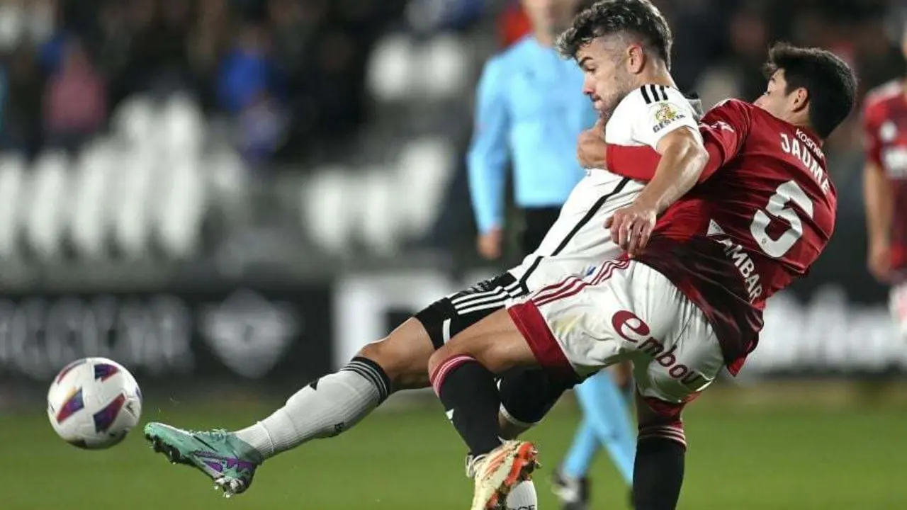 Jaume Grau y Curro S&aacute;nchez disputan un bal&oacute;n en el duelo de ida en El Plant&iacute;o | Foto: La Liga