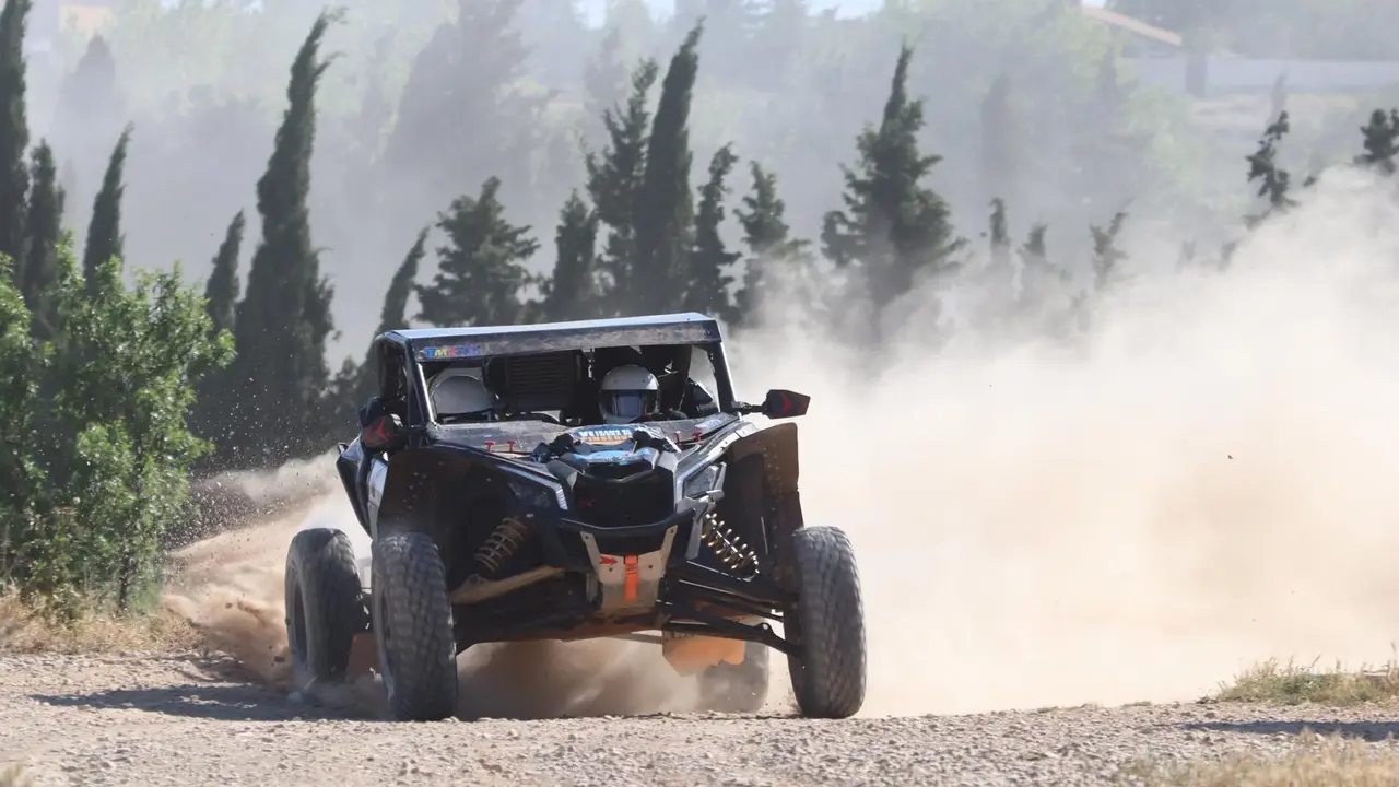 San Jos&eacute;-Grande, con su veh&iacute;culo en el rally de tierra de Pinseque. Foto: Cedida