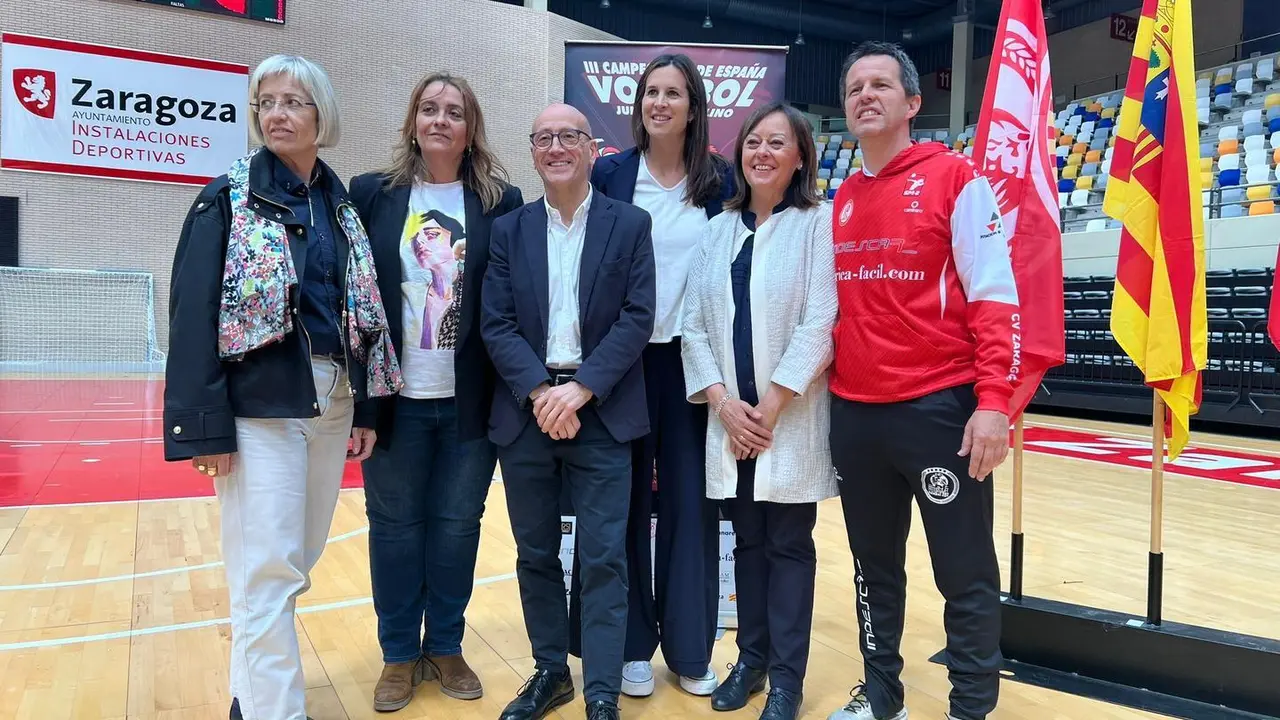 representantes institucionales, en la presentaci&oacute;n del campeonato nacional j&uacute;nior de v&oacute;ley. Foto: DPZ