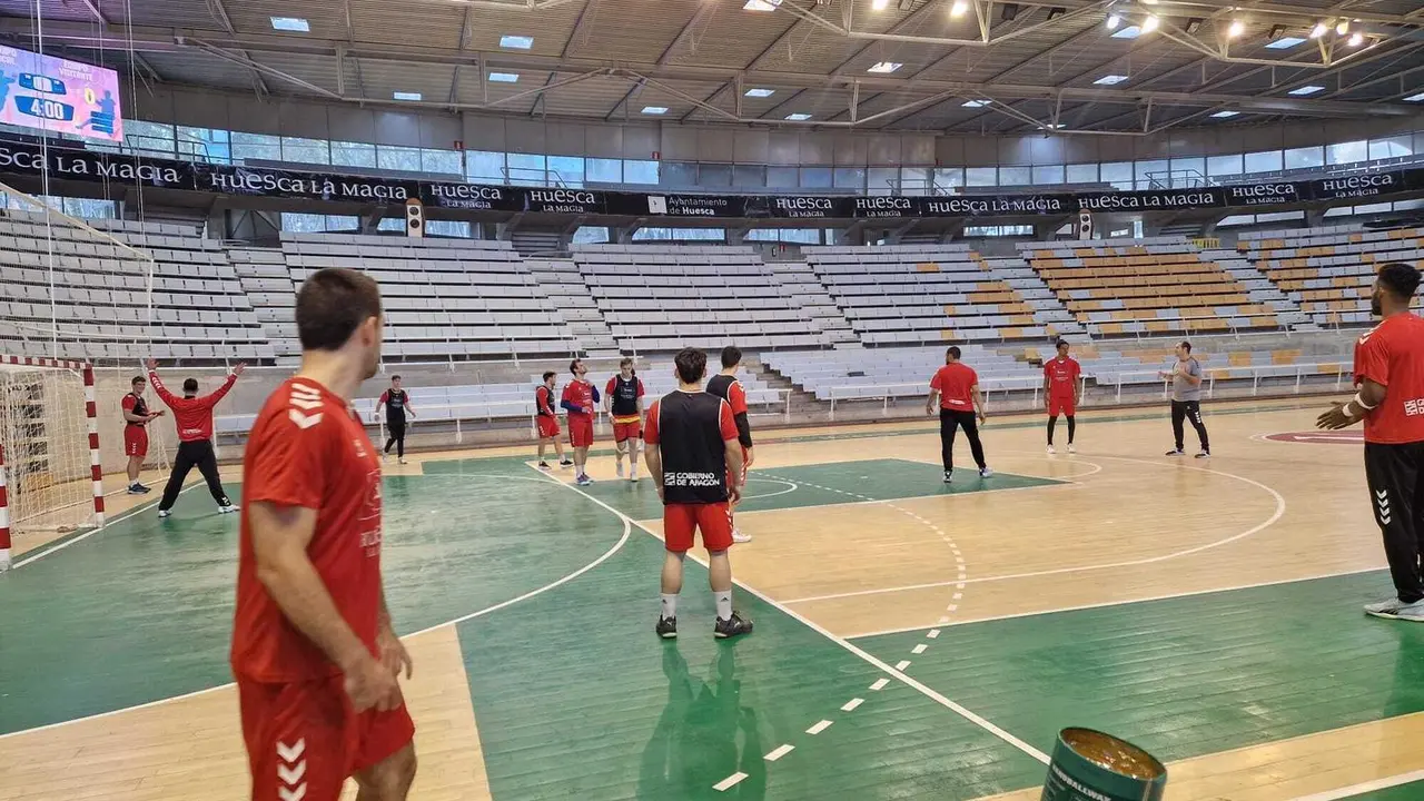 El Bada Huesca entrenando esta tarde en el Palacio antes de su visita al Bar&ccedil;a. Foto: Sportaragon