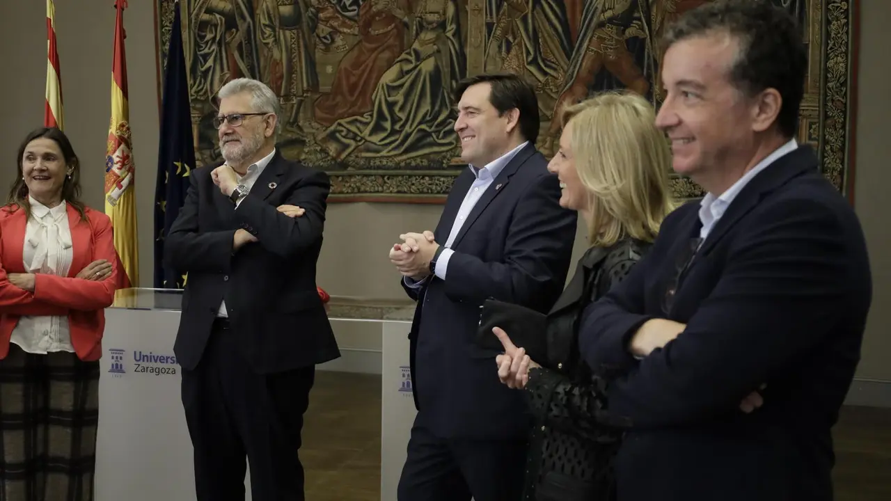 Los responsables de la Universidad de Zaragoza y el Basket Zaragoza tras la firma del acuerdo. Foto: Cedida