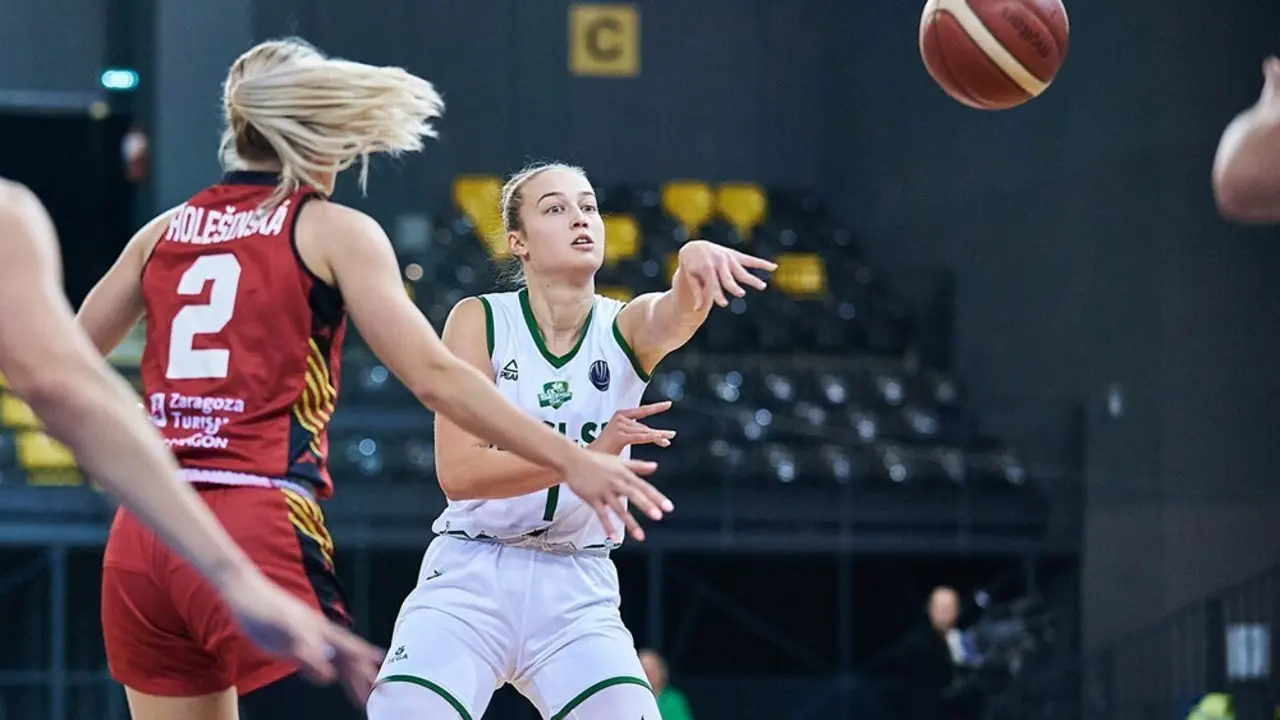 Ellen Nystrom, defendida por Petra Holesinska en Euroliga | Foto: FIBA