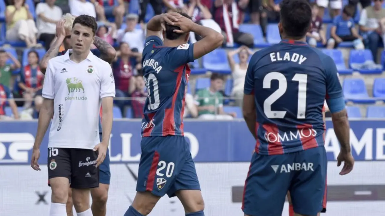 Vilarrasa se lamenta de una ocasi&oacute;n desperdiciada por el Huesca ante el Racing de Santander. Foto: LaLiga