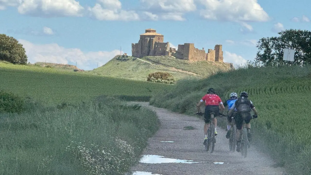Un grupo de corredores de la HU108 con el castillo de Loarre al fondo. Foto: HU108