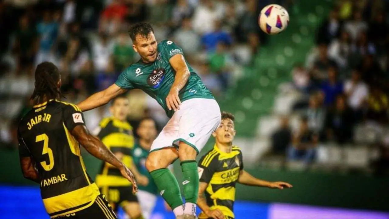 Una dolorosa imagen de la visita del Real Zaragoza en A Malata | Foto: La Liga