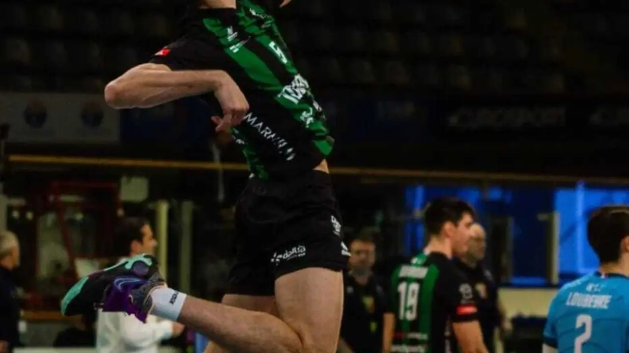 Peter Hristoskov se dispone a golpear el bal&oacute;n. Foto: Cedida