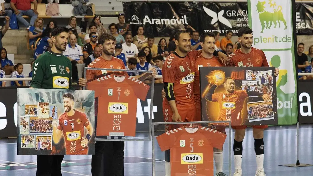 Gerard Carmona y Dij&aacute; con los capitantes del Bada Huesca en su retirada del balonmano profesional. Foto: C.Pascual 
