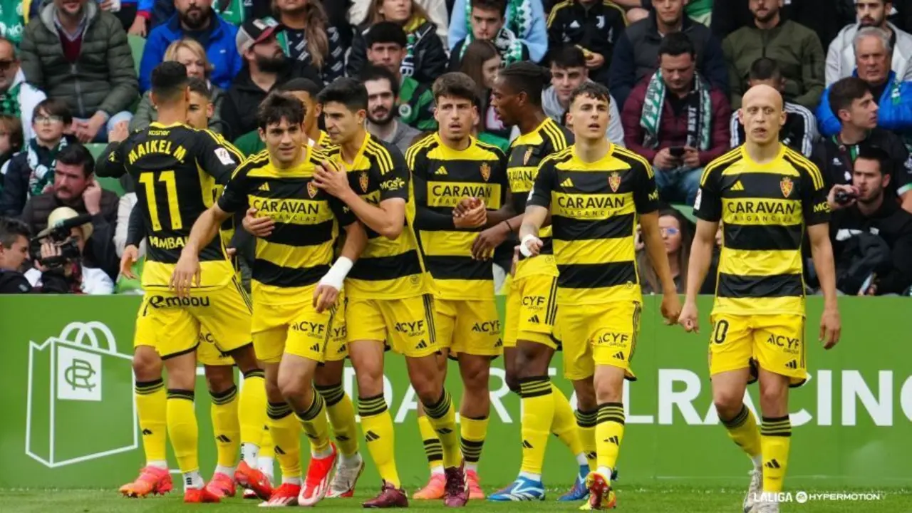 Los jugadores del Real Zaragoza celebran el gol de Az&oacute;n (Foto: LaLiga).