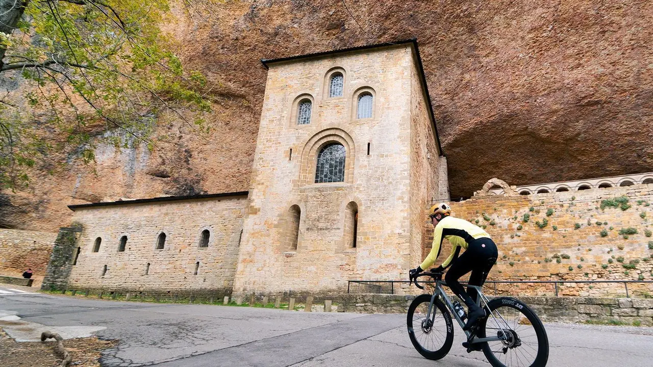 Un ciclista pasa por el Monasterio Viejo de San Juan de la Pe&ntilde;a. Foto: CC Oscense
