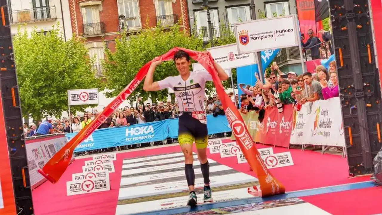 Fernando Zorrilla entra en la meta del Campeonato de Espa&ntilde;a de triatl&oacute;n media distancia en la Plaza del Castillo de Pamplona y ser&aacute; el s&aacute;bado en Graus uno de los m&aacute;ximo favoritos. Foto: JCD Fotograf&iacute;a/EduborrowSport