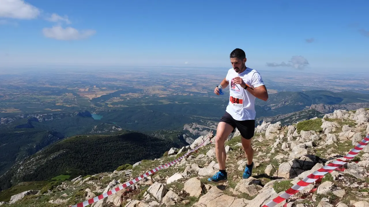 Rub&eacute;n Vigil, ganador de la Subida al Tozal de Guara, al paso por la cima del Tozal. Foto: Cedida