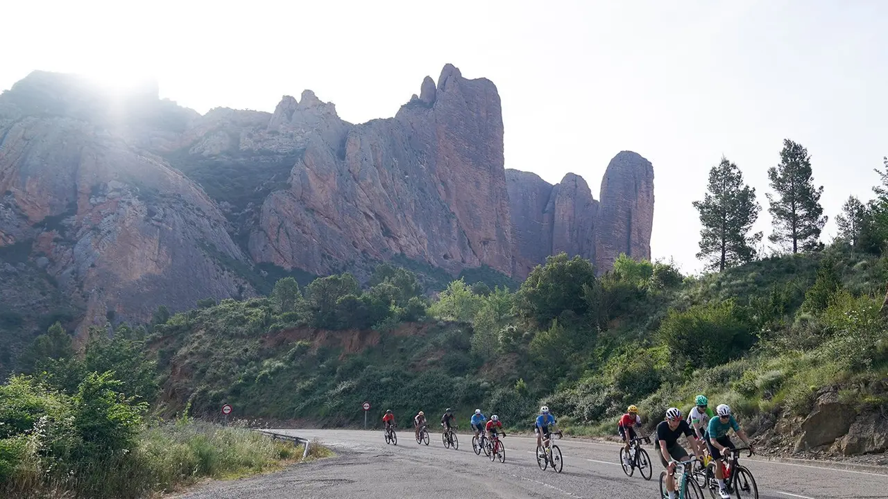 Los corredores direcci&oacute;n Huesca dejando atr&aacute;s los Mallos de Riglos. Foto: Cedida