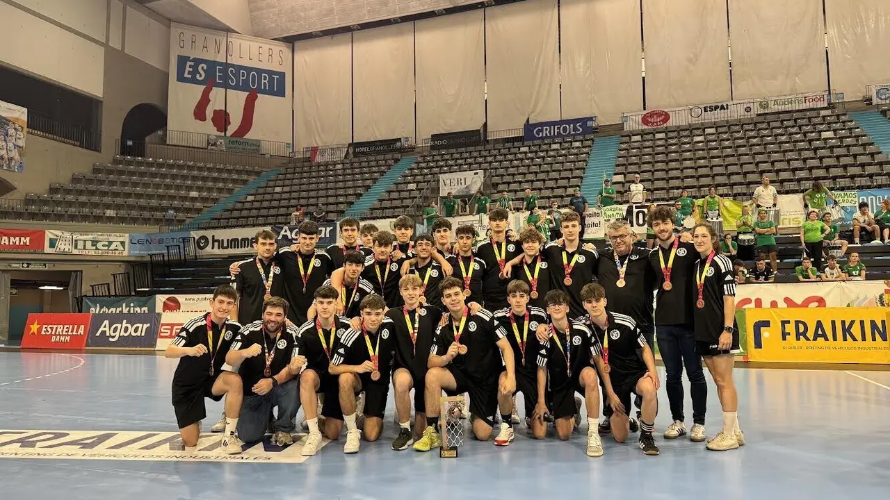 El cadete del BM Dominicos celebrando el tercer puesto. Fotograf&iacute;a: BM Dominicos.