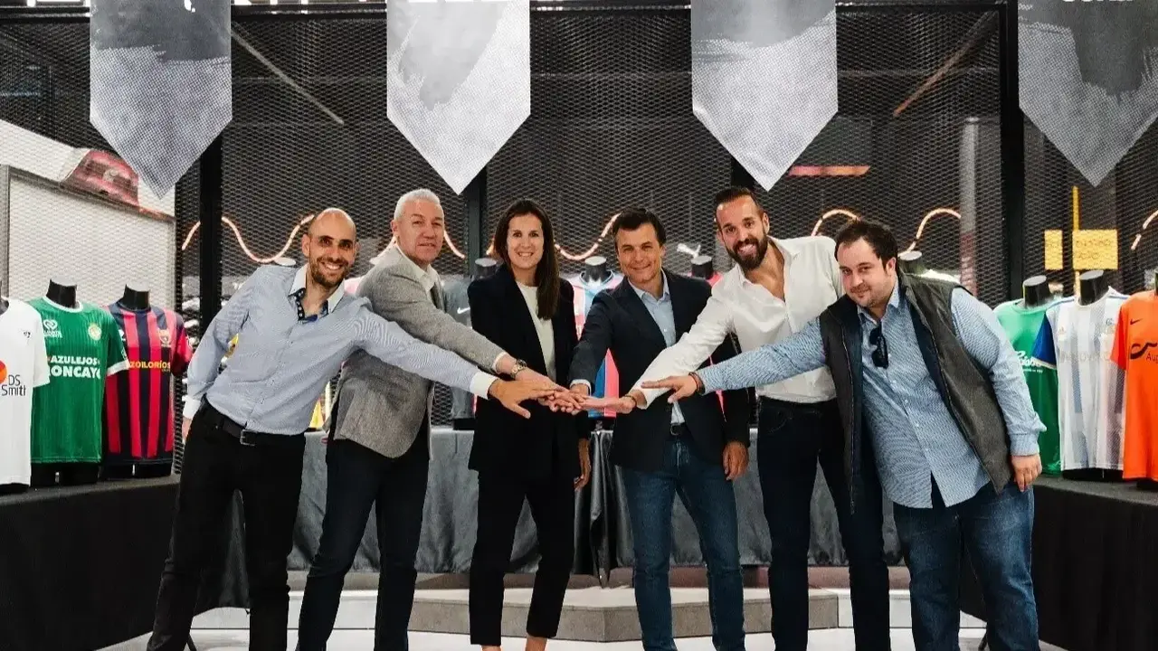 De izquierda a derecha: Juan Diego Rosas, Xavi Aguado, Cristina Garc&iacute;a, Juanjo Camacho, Carlos S&aacute;nchez Broto y Sergio Escolano. Fotograf&iacute;a: SD Huesca.