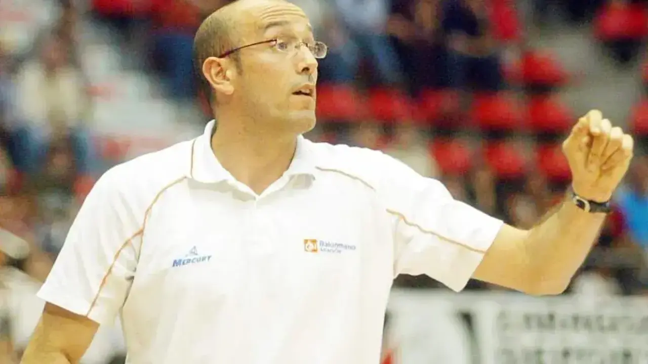 Fernando Bolea dirigiendo un partido del BM Arag&oacute;n. Fotograf&iacute;a: Asobal.