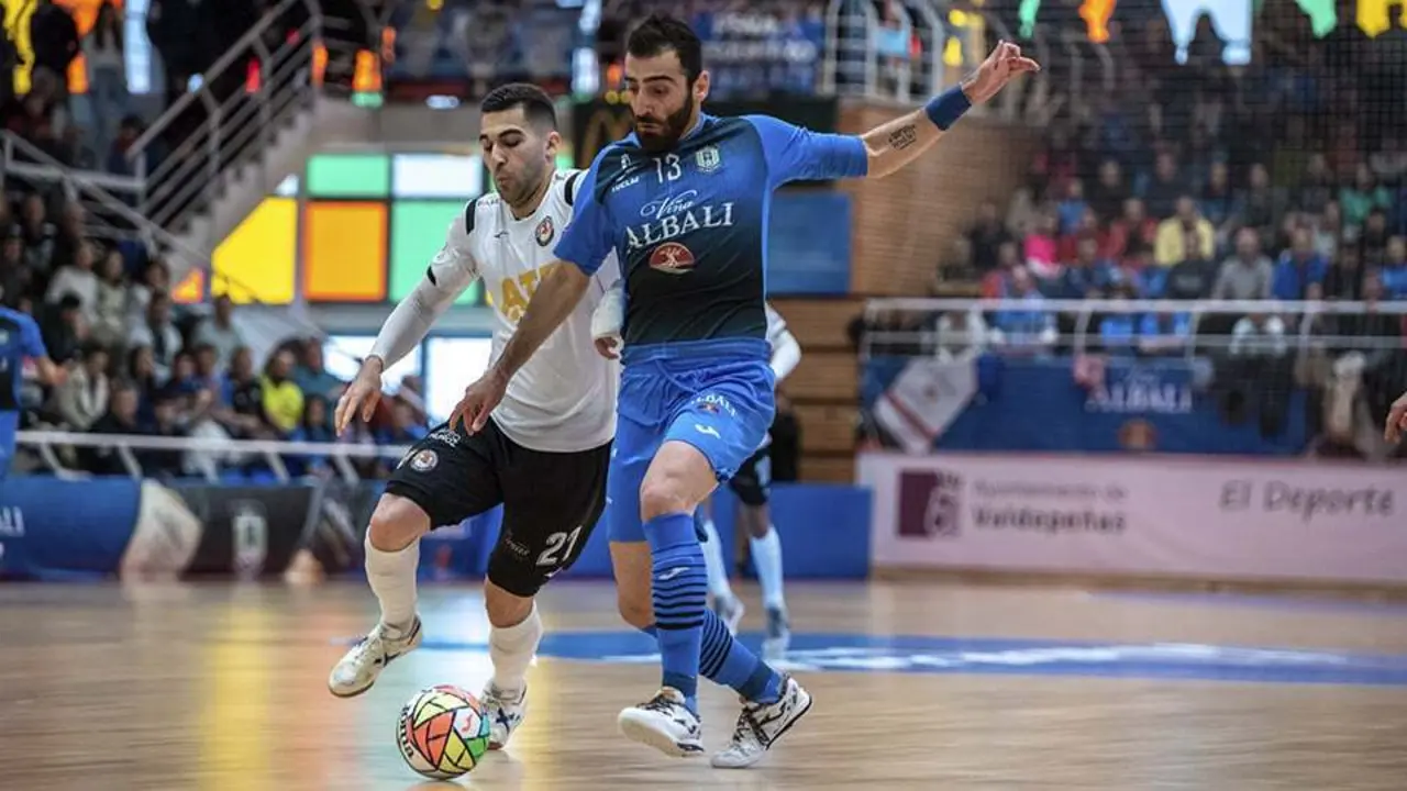 Nacho G&oacute;mez persigue a un jugador de Valdepe&ntilde;as | Foto: LNFS