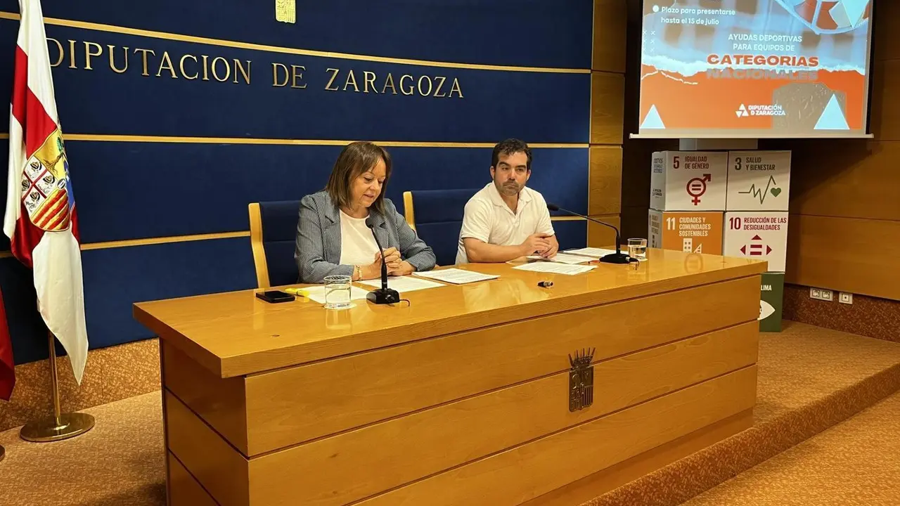El t&eacute;cnico del servicio de Cultura, Juventud y Deportes de la DPZ, Alejandro Laguna, y la diputada delegada de Deportes de la Diputaci&oacute;n de Zaragoza, Charo L&aacute;zaro. Fotograf&iacute;a: DPZ.
