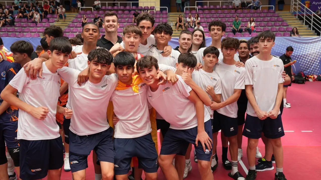 Los cadetes aragoneses, en la imagen, felices con su tercera plaza en el nacional de v&oacute;ley. Foto: Cedida