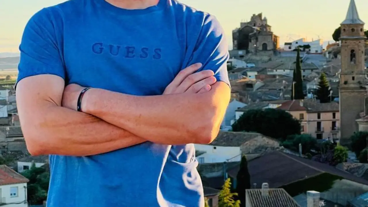 Dani Mart&iacute;nez posa con Almud&eacute;var de fondo.