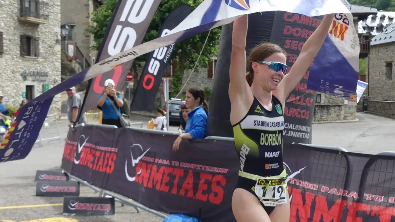 Marta Borb&oacute;n, en la imagen, se impuso de forma clara en el triatl&oacute;n de Sallent de G&aacute;llego. Foto: Rafael Cored